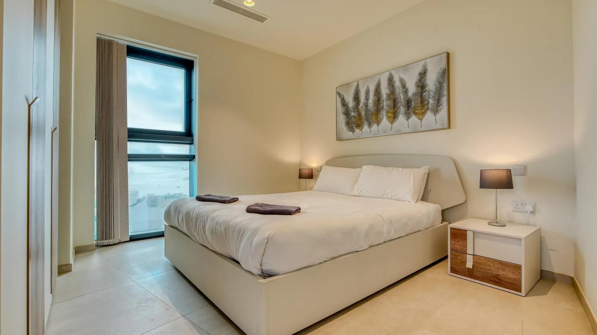 Prestigious Apartment With Common Roof Top Pool In Mercury Tower San Ġiljan Málta